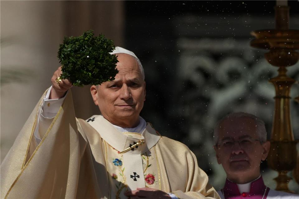 Papst Leo XIV. spendet erstmals an Ostern den Segen Urbi et Orbi.Andrew Medichini/AP/dpa