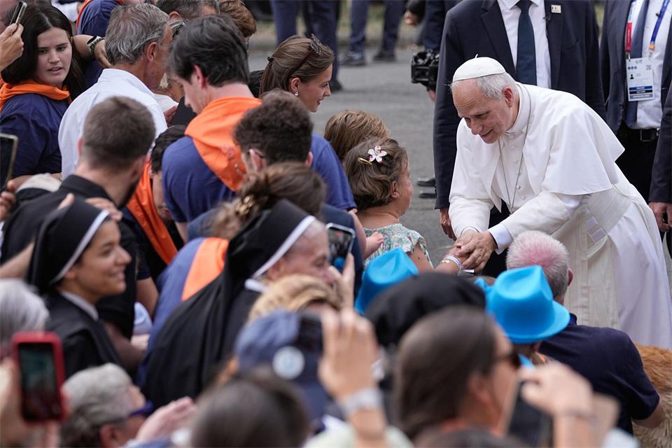 Papst Leo XIV. traf sich auch mit Missbrauchsopfern.Laurent Cipriani/AP/dpa