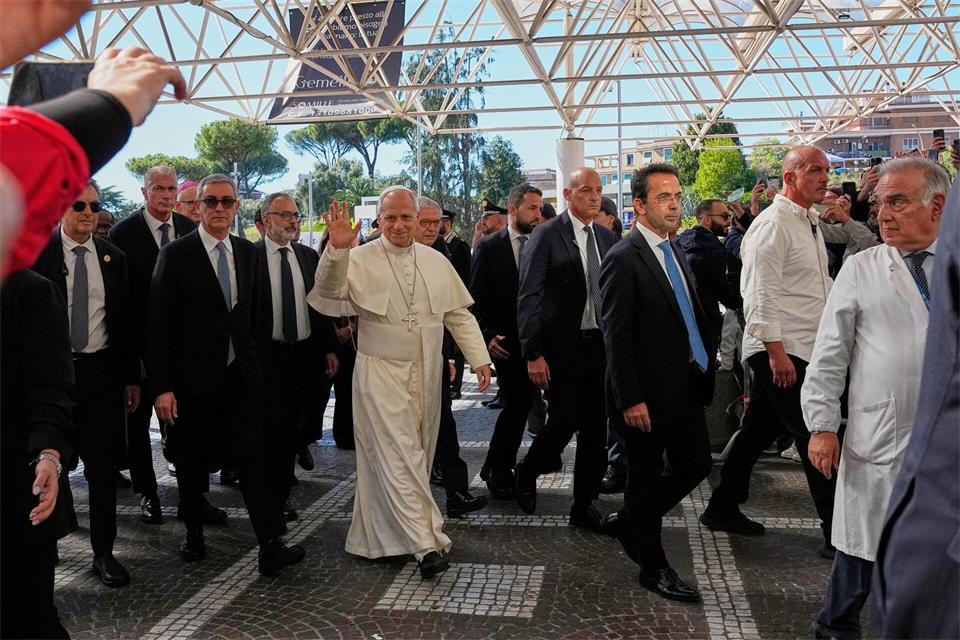 Papst Leo XIV. trifft in der Poliklinik „Agostino Gemelli“ in Rom ein, wo er operiert werden soll. Alessandra Tarantino/AP/dpa