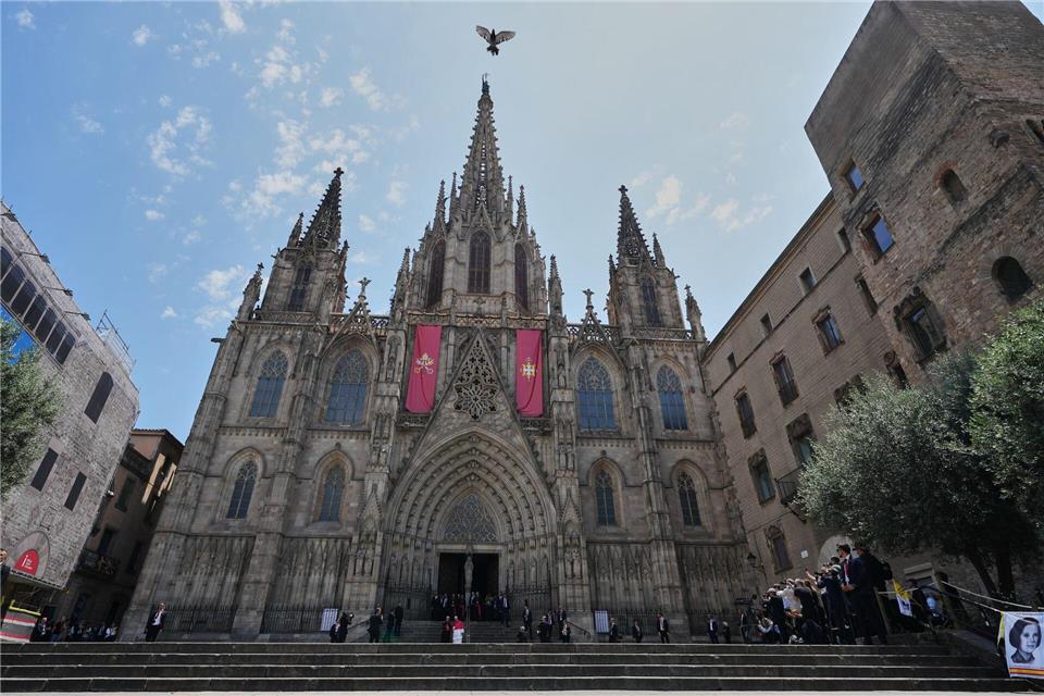 Papst Leo XIV. vor der Kathedrale von Barcelona.Alessandra Tarantino/AP/dpa