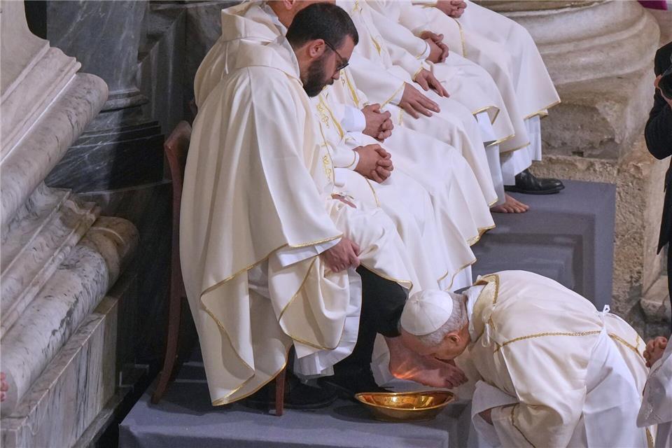 Papst Leo XIV. wäscht und küsst die Füße von Priestern in Rom am Gründonnerstag in der Lateranbasilika. (Archivbild)Andrew Medichini/AP/dpa