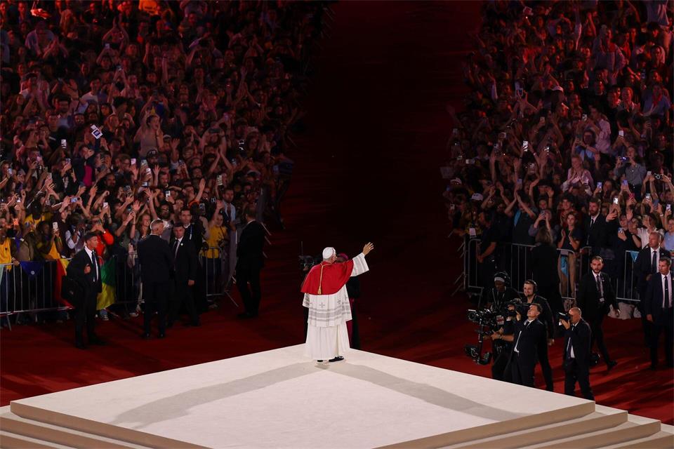 Papst Leo XIV. winkt nach einer Vesper mit Jugendlichen im Stade de France in Saint-Denis bei Paris.Thomas Padilla/AP/dpa