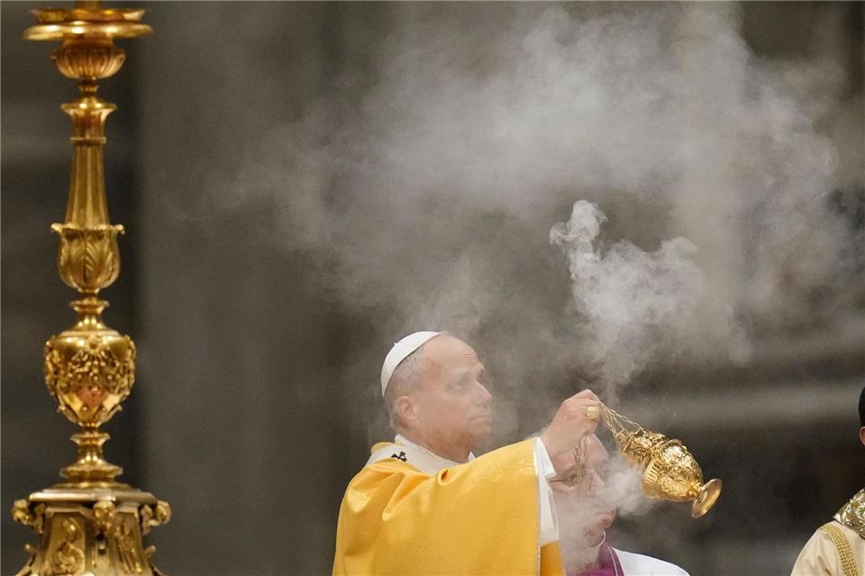 Papst Leo XIV. zelebriert die Heiligabendmesse im Petersdom im Vatikan.Gregorio Borgia/AP/dpa