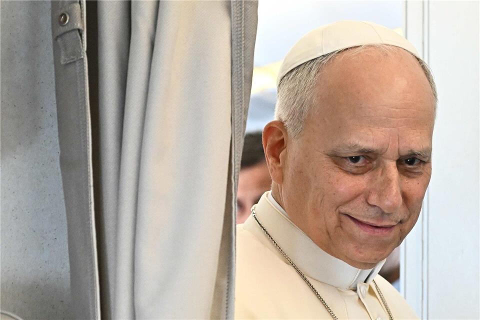 Papst Leo äußert sich im Flugzeug vor Journalisten.Luca Zennaro/Ansa Pool via AP/dpa
