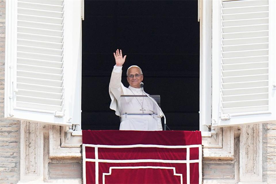 Papst Leo der XIV. spricht an einem Sonntag im Juni das traditionelle Angelus-Gebet am Fenster seiner Arbeitszimmers am Petersplatz im Vatikan. Nur fünf Tage nach seiner Krebs-OP will er sich dort heute wieder an Zehntausende Gläubige wenden. (Archiv-Bild)Alessandra Tarantino/AP/dpa
