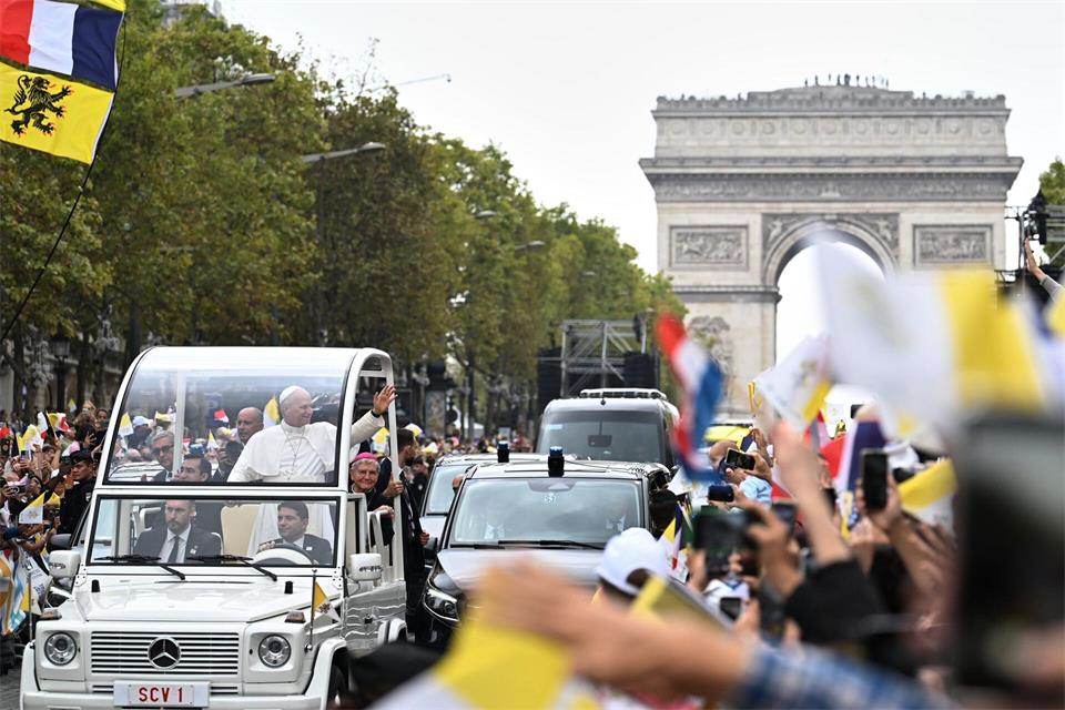 Papst Leo winkt der Menschenmenge auf den Champs-Élysées.Emma Da Silva/AP/dpa