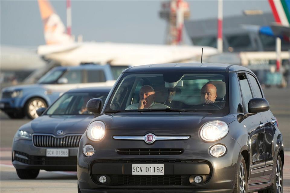 Bilder des Tages Papst im Cinquecento: Papst Franziskus (l) trifft in einem Auto (Fiat 500) auf dem internationalen Flughafen Fiumicino Leonardo da Vinci bei Rom ein, um nach Luxemburg zu fliegen. Gregorio Borgia/AP/dpa