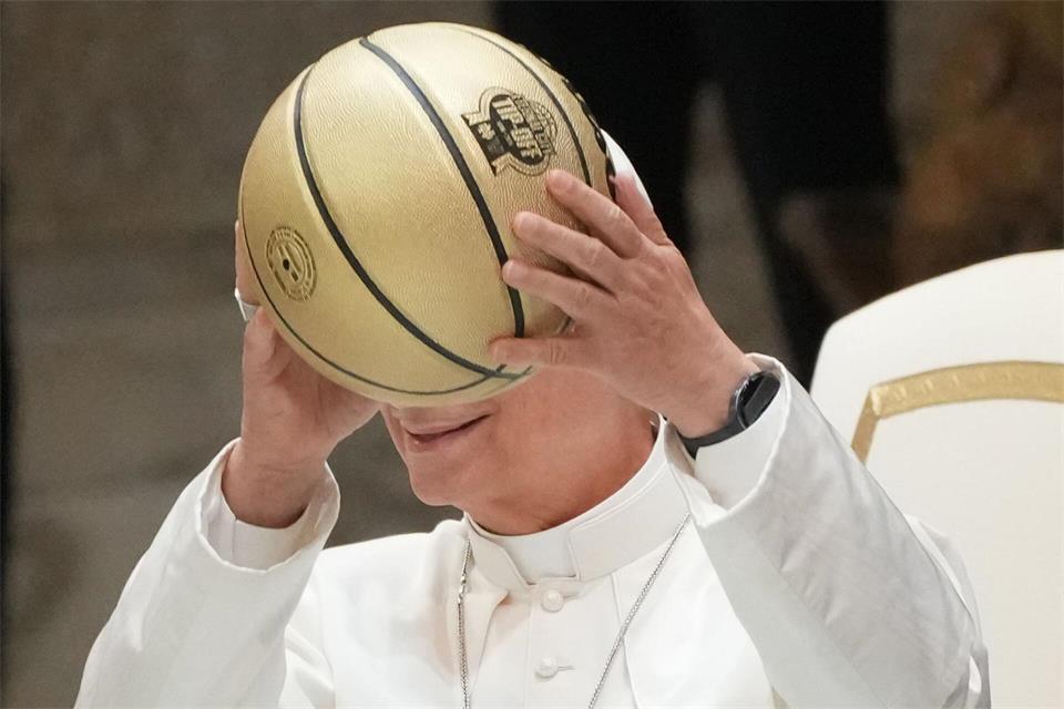 Papst mit BallGregorio Borgia/AP/dpa