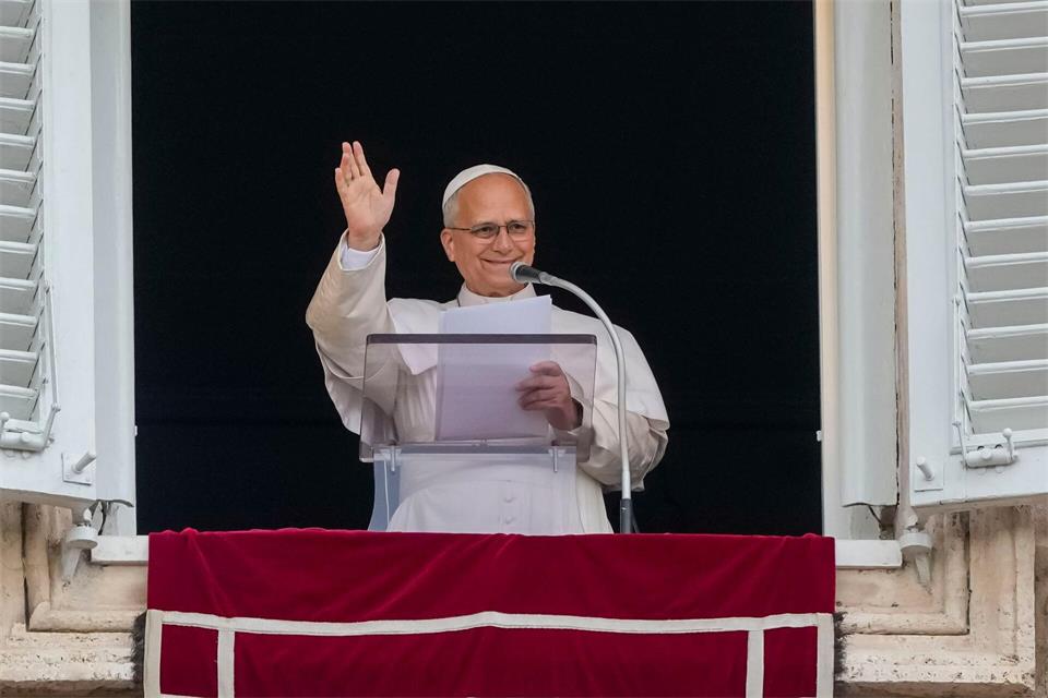 Papst spricht nach überstandener OP Angelus-GebetAlessandra Tarantino/AP/dpa