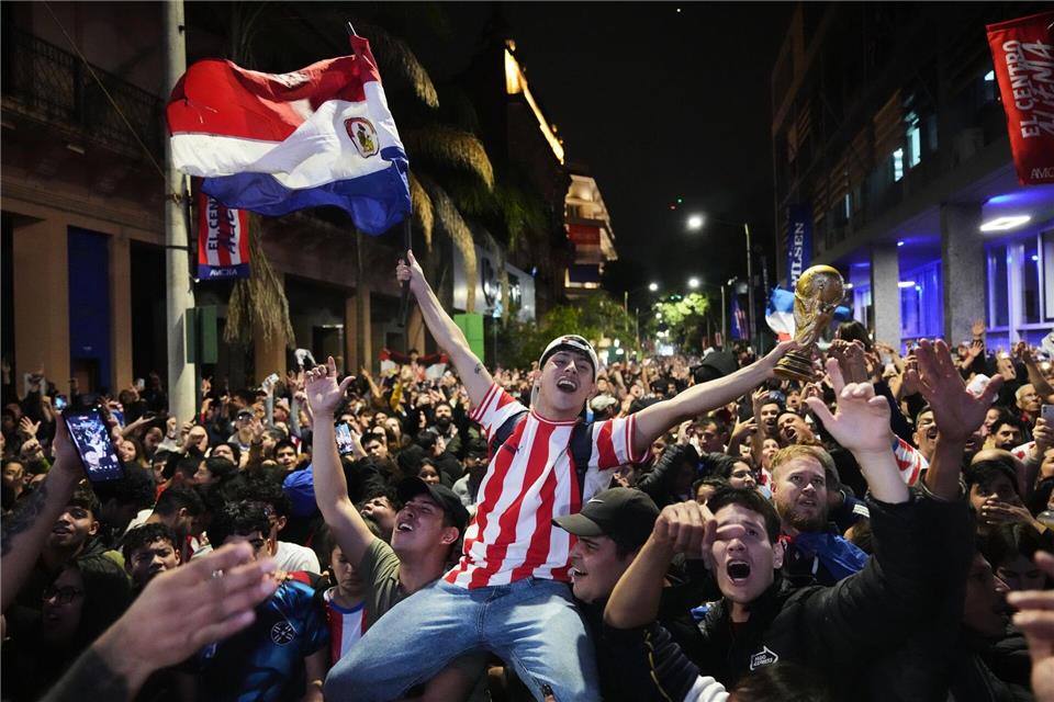 Paraguay im Ausnahmezustand: Zehntausende feiern auf den Straßen.Jorge Saenz/AP/dpa