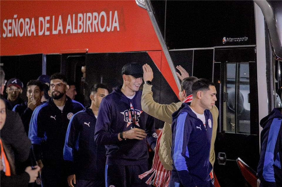Paraguays Präsident Santiago Peña begrüßt die Fußball-Nationalmannschaft seines Landes am Flughafen von Asunción.Nath Aguilar/dpa