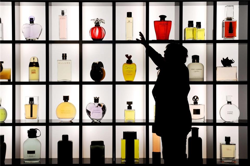 Parfum-Layering ist ein wachsender Trend in der Beauty-Szene. (Symbolbild)Julian Stratenschulte/dpa