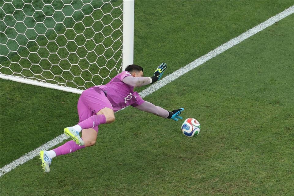 Parierte einen Elfmeter gegen Nick Woltemade: Paraguays Keeper Orlando Gill. Jan Woitas/dpa