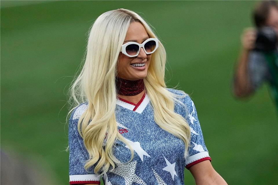 Paris Hilton legt ihre Nervosität erst auf der Bühne ab. (Archivbild)Gregory Bull/AP/dpa