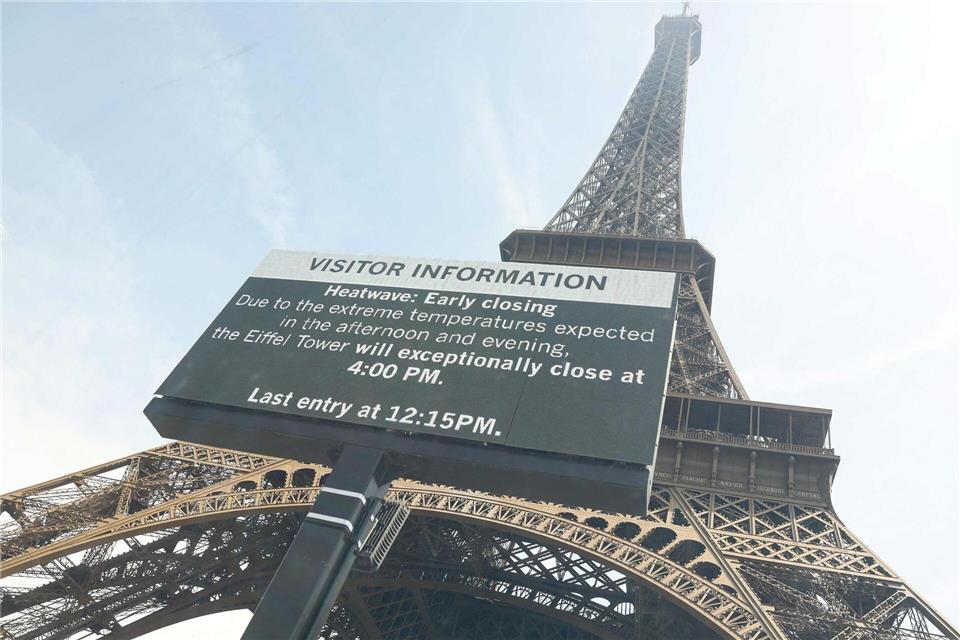 Paris: Hitzewelle trifft Wahrzeichen – Eiffelturm macht früher dicht, Ansage leuchtet auf XXL-LeinwandCharlotte Siemon/AFP/dpa