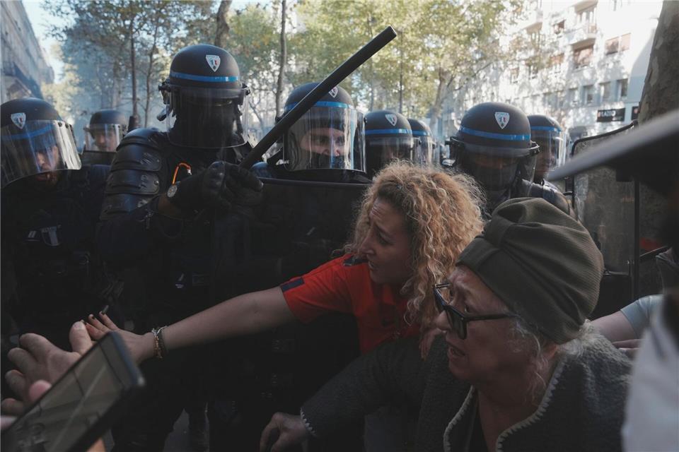Bilder des Tages Paris: Polizisten und Demonstranten prallen bei Protest gegen Sparpläne aufeinander.Thibault Camus/AP/dpa