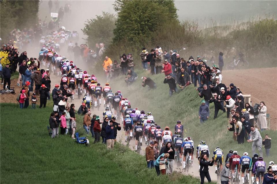 Paris-Roubaix sorgt immer wieder für Spektakel. Anne-Christine Poujoulat/AFP/dpa