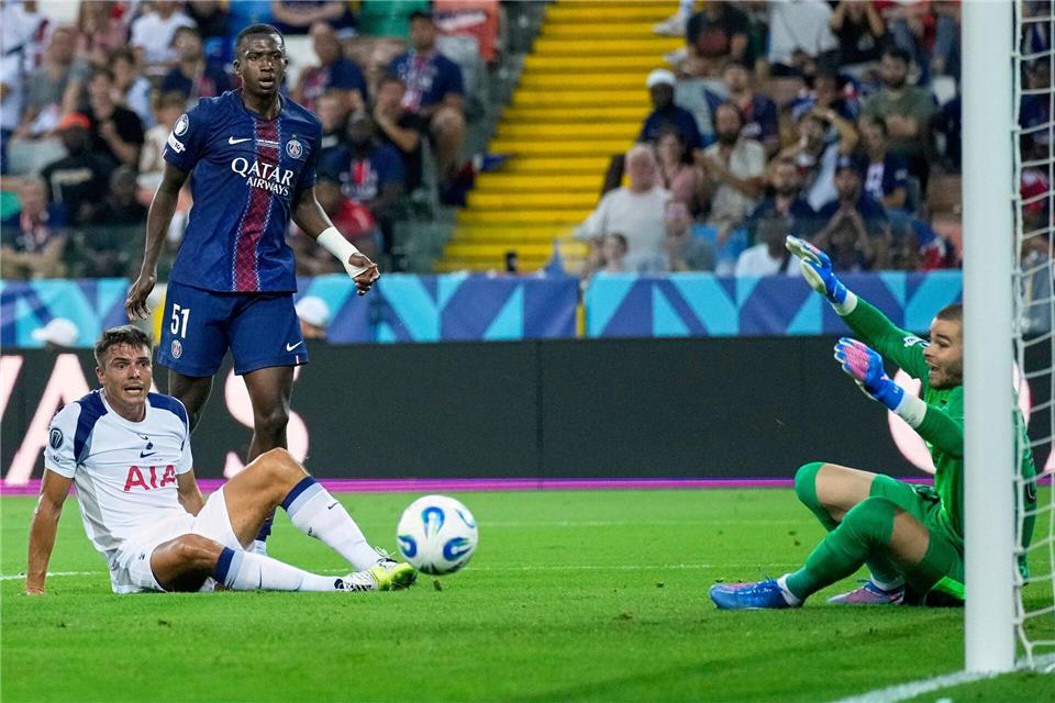 Paris-Torwart  Lucas Chevalier beim Gegentor zum 0:1 durch den ehemaligen Wolfsburger Micky van de Ven.Darko Bandic/AP/dpa