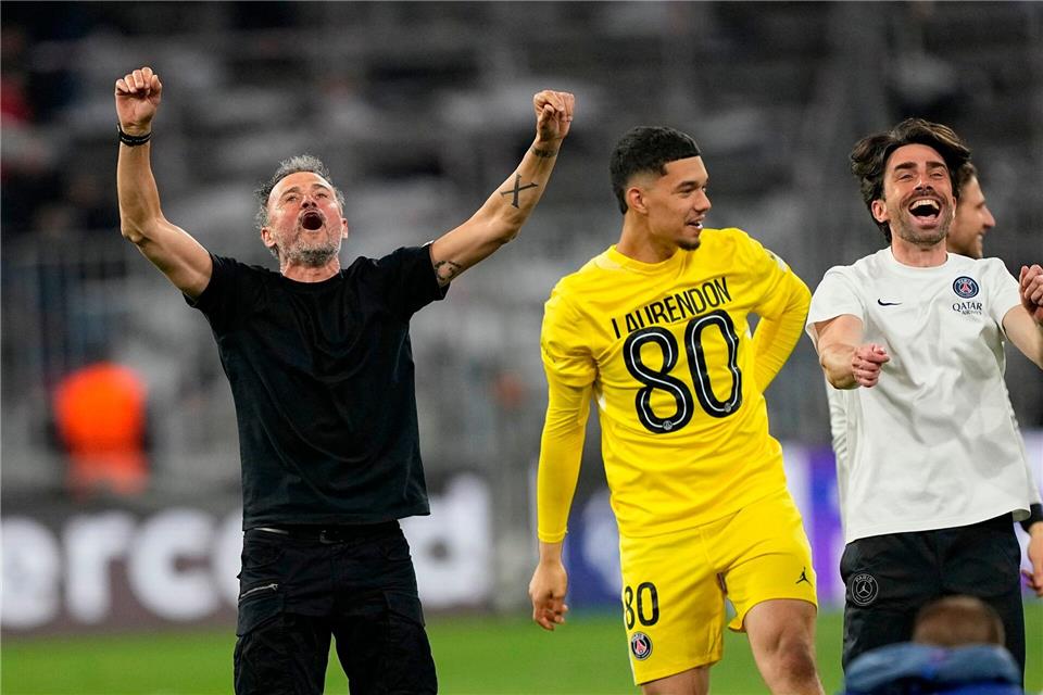 Paris-Trainer Luis Enrique jubelt nach dem Einzug ins Finale der Champions League.Martin Meissner/AP/dpa