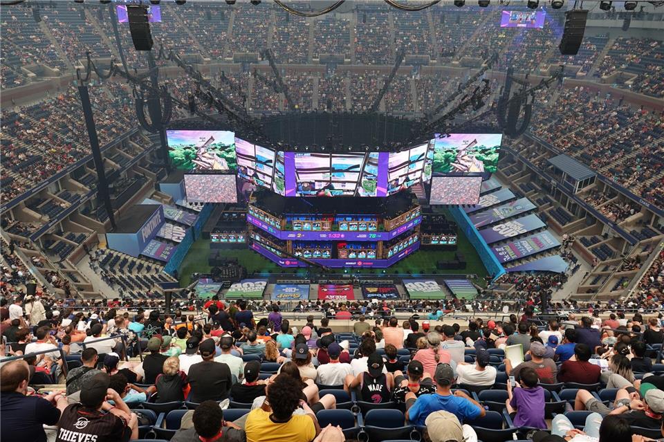 Paris hofft auf viele Zuschauer bei der E-Sport-WM - ähnlich wie hier bei einem Turnier im Tennisstadion von New York. (Archivbild)Benedikt Wenck/dpa