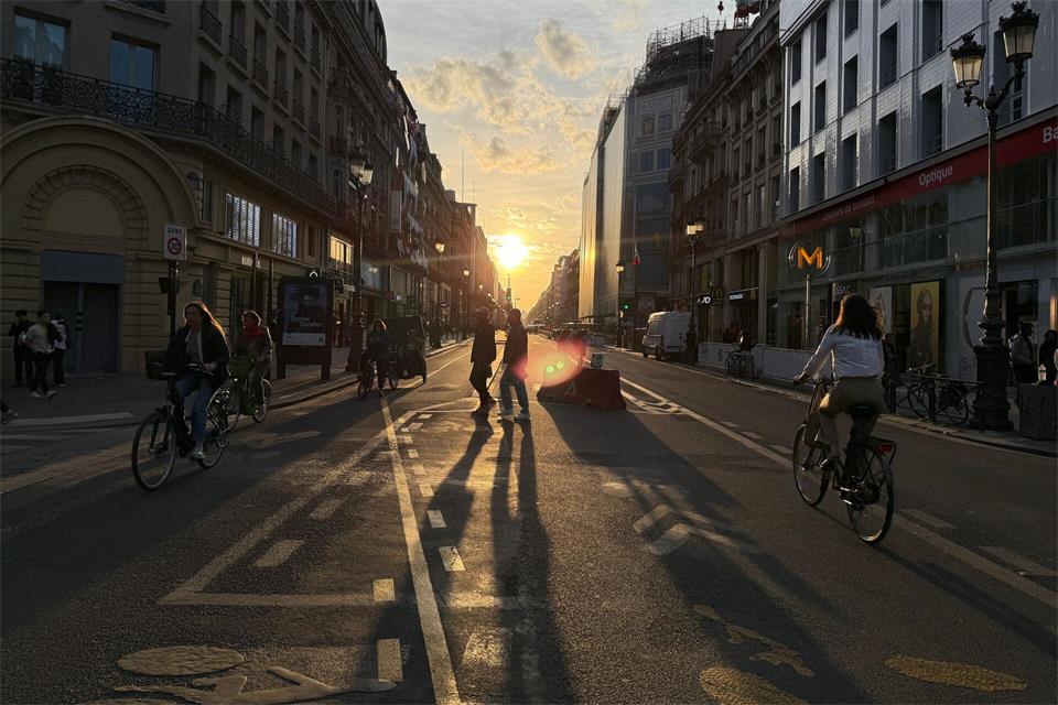 Paris investiert Millionensummen in den Ausbau des Radwegenetzes. (Archivbild)Rachel Boßmeyer/dpa