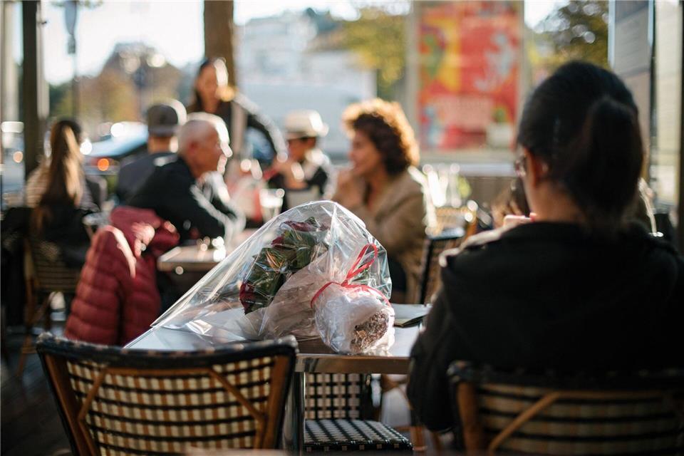 Pariser Flair und rote Rosen: Statt starren Erwartungen am Valentinstag sollte Romantik unabhängig vom Datum gelebt werden, denn jede Beziehung hat ihre eigene Art, Nähe zu zeigen.Zacharie Scheurer/dpa-tmn