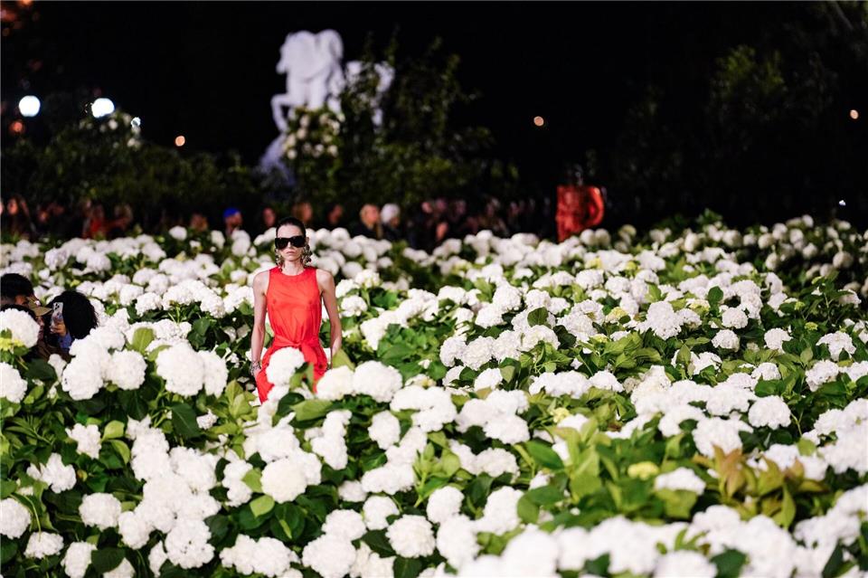 Pariser Laufsteg zwischen Blumen: Saint Laurent zeigt Frühjahr/Sommer-Kollektion 2026Aurelien Morissard/AP/dpa