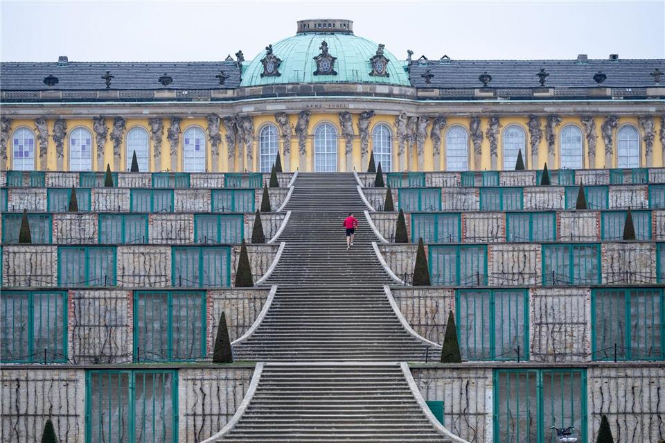 Park Sanssouci? Die Polizei ermittelt wegen des Verdachts des verbotenen Hitlergrußes, den ein Mann nach Beleidigungen einer jungen Frau geäußert haben soll. (Symbolbild) Soeren Stache/dpa