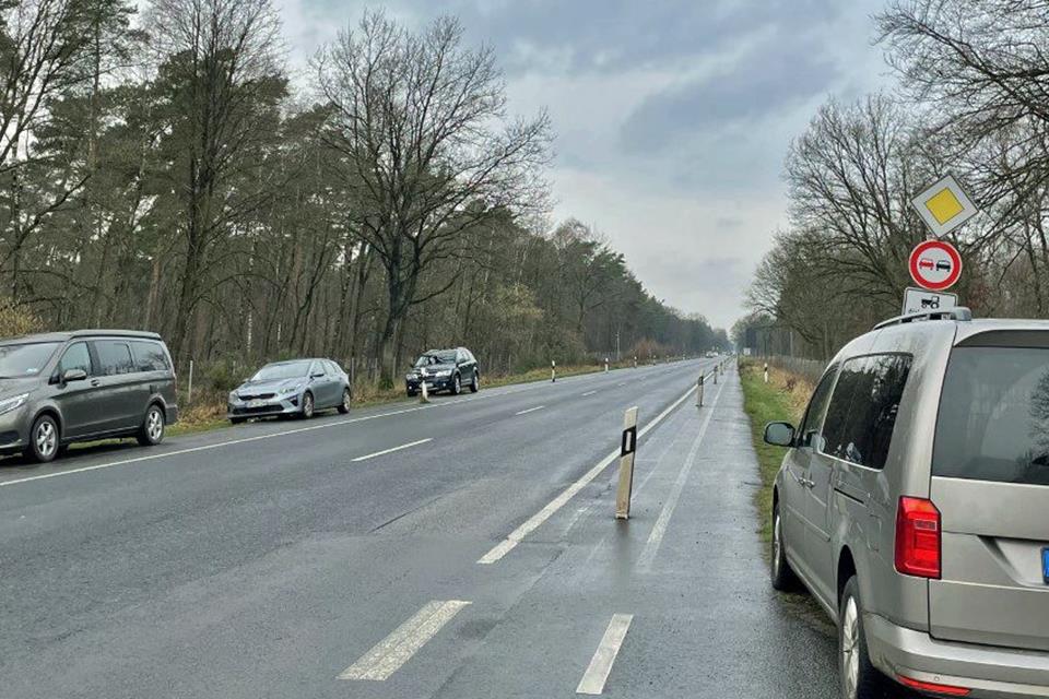 Parkende Autos können für Radfahrer an der B224 zum Problem werden, falls sie nicht wie hier im Bild auf dem Grünstreifen stehen.
