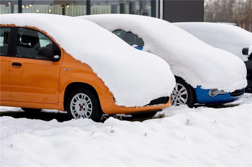 Parkende Autos verschwanden unter einer dicken Schneedecke.Hauke-Christian Dittrich/dpa