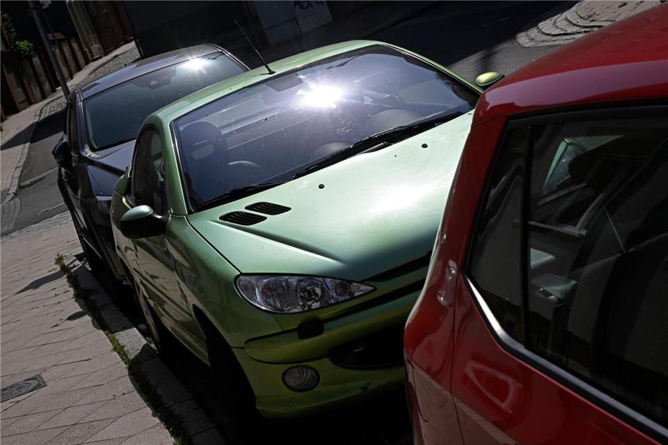 Parkplatz-Regel für heiße Tage: Möglichst schattig abstellen – und prüfen, ob der Schatten auch noch da ist, wenn Sie zurückkommen.picture alliance/dpa
