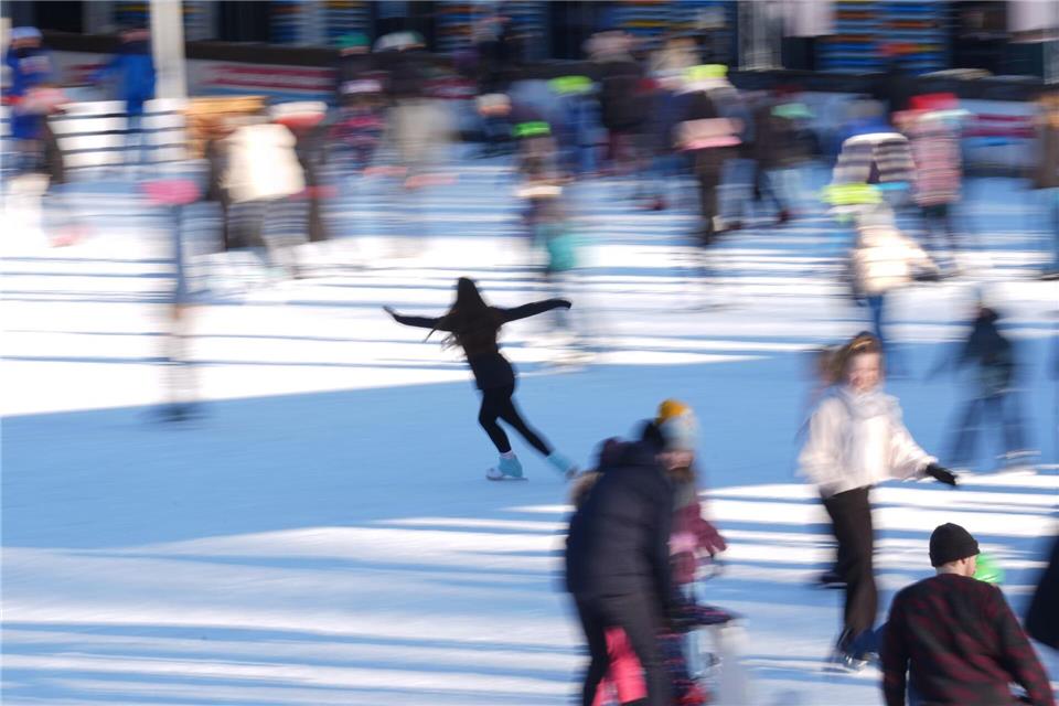 Parks zu, aber Eisbahn auf: Schlittschuh-Freunde können sich in Hamburg freuen. (Archivbild)Marcus Brandt/dpa