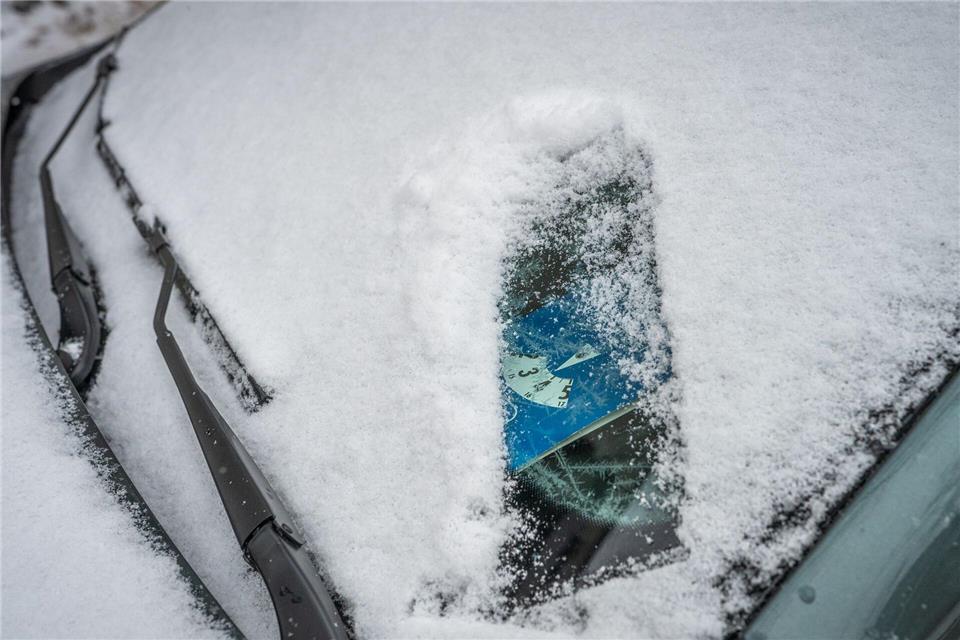 Parkscheine und Anwohnerausweise müssen grundsätzlich gut sichtbar im Auto liegen: Nachträglich durch Schnee oder Eis verdeckte Dokumente führen jedoch nicht zu einem Knöllchen, solange sie gültig sind.Zacharie Scheurer/dpa-tmn