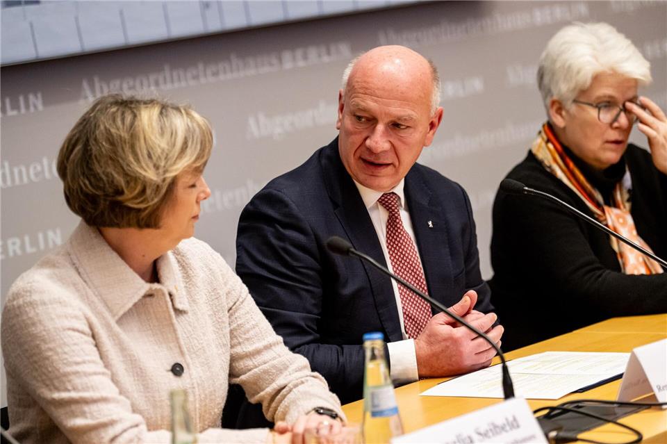 Parlamentspräsidentin Cornelia Seibeld (links), Berlins Regierender Bürgermeister Kai Wegner (CDU) und Bezirksbürgermeisterin Stefanie Remlinger (Grüne) waren sich schnell einig.  Fabian Sommer/dpa
