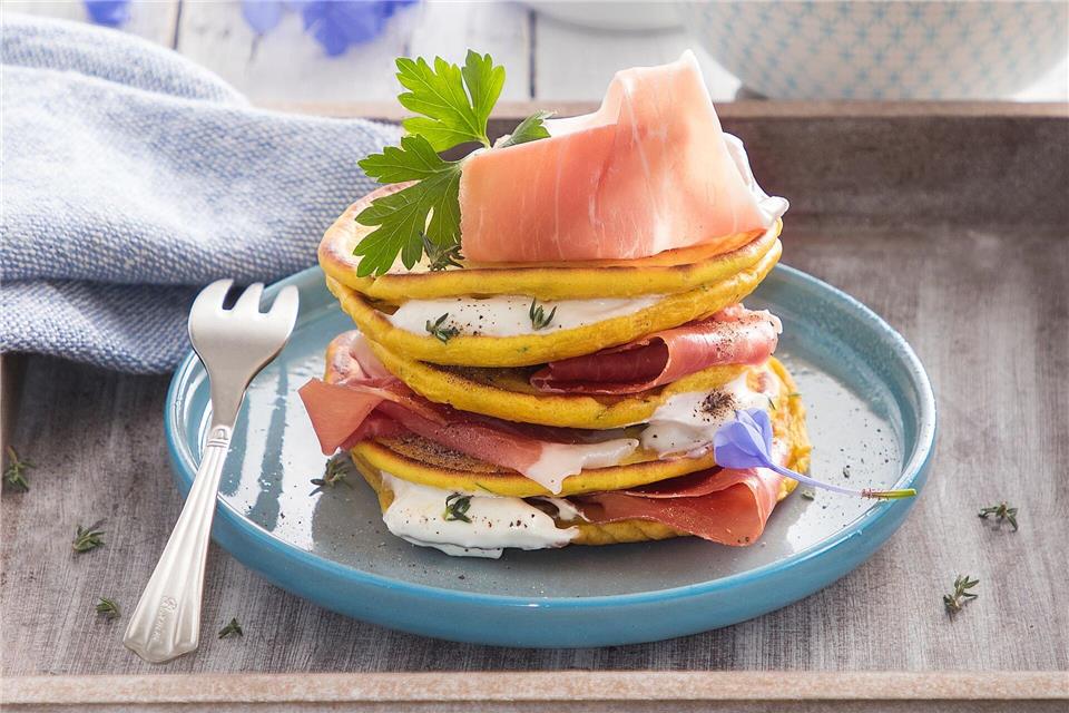 Parmaschinken lässt sich gut mit Pfannkuchen und einem Joghurt-Topping servieren.Consorzio del Prosciutto di Parma/dpa-tmn