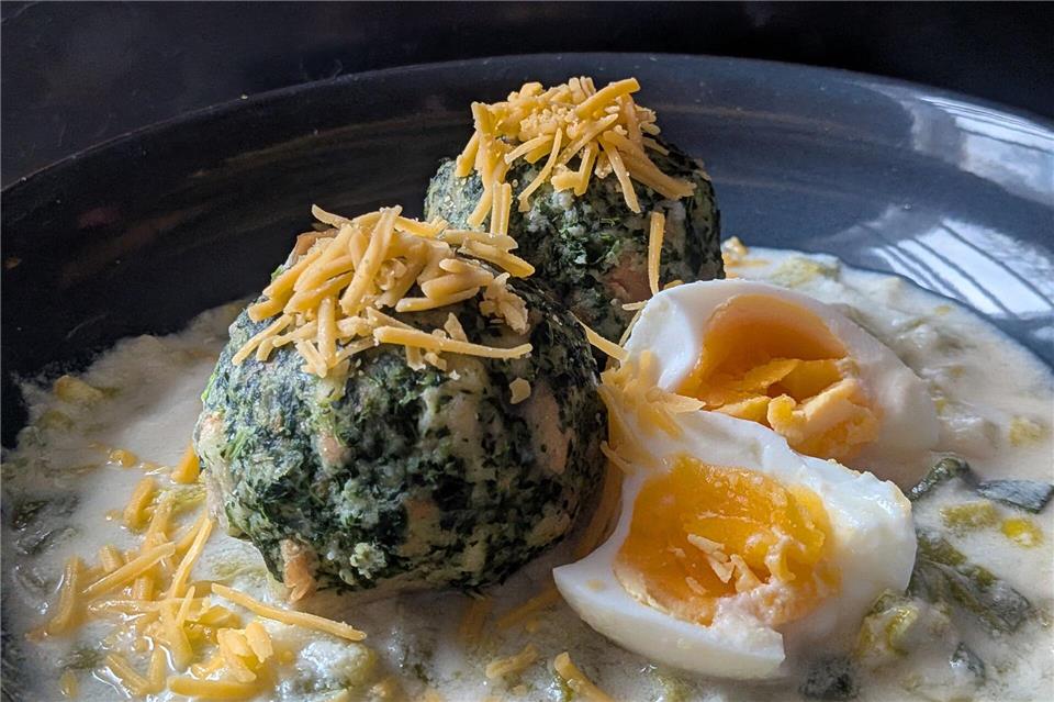 Parmesan in den Spinatknödeln und Schmelzkäse in der Sauce machen das Gericht besonders cremig.Doreen Hassek/hauptstadtkueche.blogspot.com/dpa-tmn