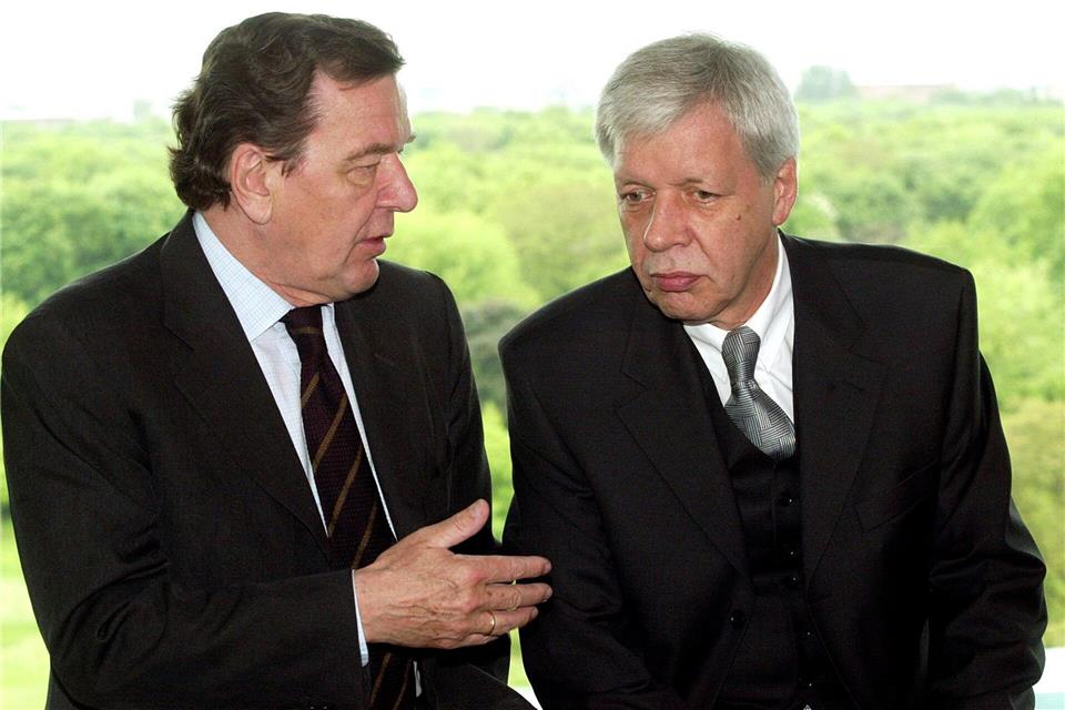 Parteilos in den Bundestag: 1998 wurde der Industrieberater Werner Müller (r) von Gerhard Schröder zum Bundeswirtschaftsminister ernannt. (Archivbild)Wolfgang Kumm/dpa