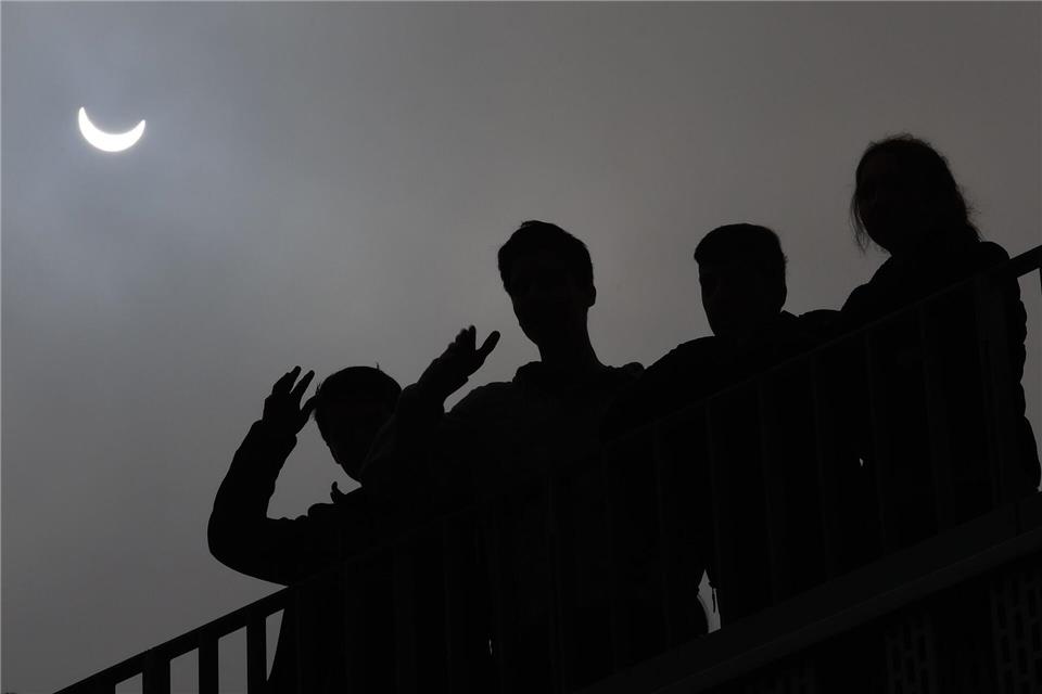 Partielle Sonnenfinsternisse gibt es häufiger - dieses Bild wurde 2015 in Kassel gemacht. Solche Aussichten kann es am 12. August auch in Deutschland geben, denn hierzulande schiebt sich der Mond zumindest teilweise vor die Sonne.Uwe Zucchi/dpa/dpa-tmn