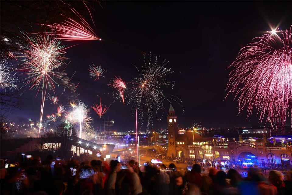 Party auf einer schwimmenden Bühne - das ZDF sendet seine Live-Show aus der Hafencity in Hamburg. (Archivbild)Christian Charisius/dpa