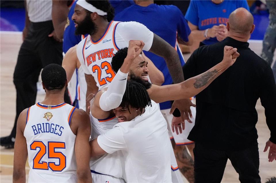 Party in New York: Die Knicks drehen das vierte Finale.Ross D. Franklin/AP/dpa