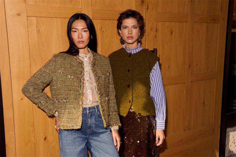 Party meets Landpartie: Pailletten werden jetzt gerne zu gröberen Stoffen kombiniert. Hier ein Beispiel aus der Herbst-/Winterkollektion von Rich&Royal (Look links: Jacke ca. 249 Euro, Bluse ca. 149 Euro, Jeans ca. 159 Euro, Look rechts: Strickweste ca. 129 Euro, Bluse ca. 129 Euro, Rock ca. 169 Euro).Rich&Royal/dpa-tmn