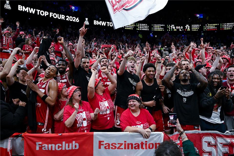 Party mit den Fans: Bambergs Basketballer feiern den Pokalsieg.Sven Hoppe/dpa