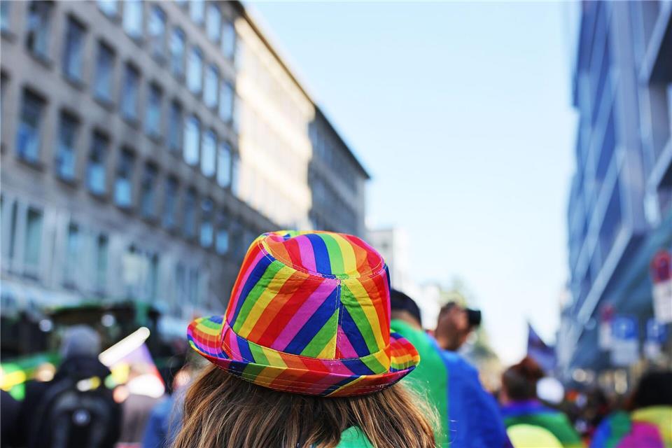 Party und Protest: In Düsseldorf feiern queere Menschen und ihre Unterstützer ein ganzes Wochenende beim CSD Vielfalt. (Archivbild)Oliver Berg/dpa