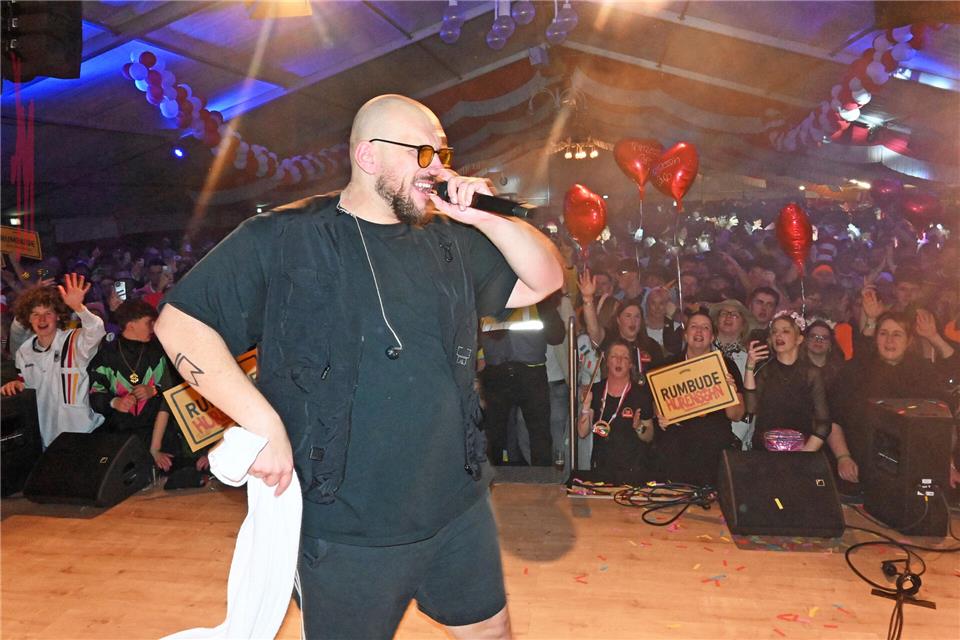 Partykracher mit großer Fangemeinde: Ballermann-Sänger „Rumbombe“ ließ das Zelt aus allen Nähten platzen.