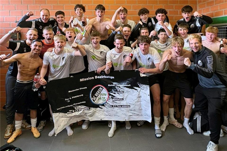 Partystimmung in der Rekener Kabine: Der Bezirksliga-Aufsteiger hatte den Landesliga-Absteiger spät und überraschend geschlagen.