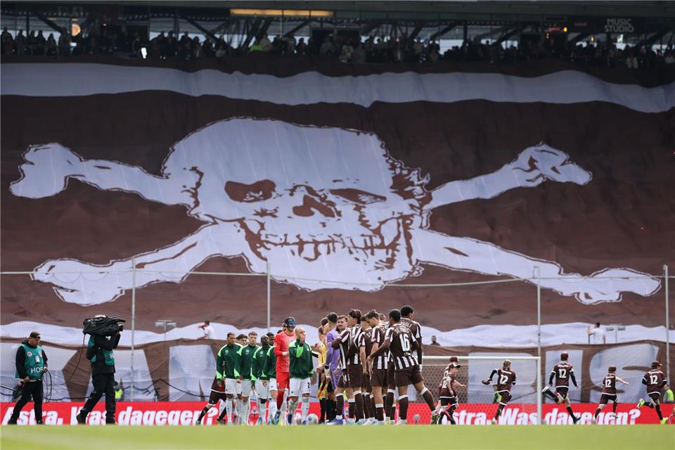 Partystimmung vor der Partie: die St. Pauli-Fans.Christian Charisius/dpa