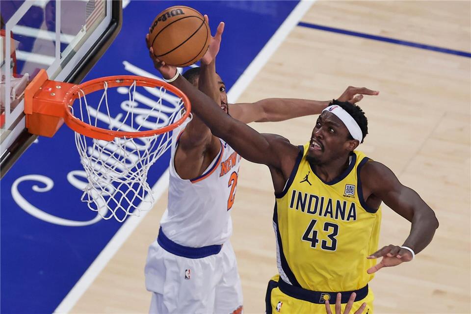Pascal Siakam (rechts) überragte für die Indiana Pacers gegen die New York Knicks mit 39 Punkten.Adam Hunger/AP/dpa