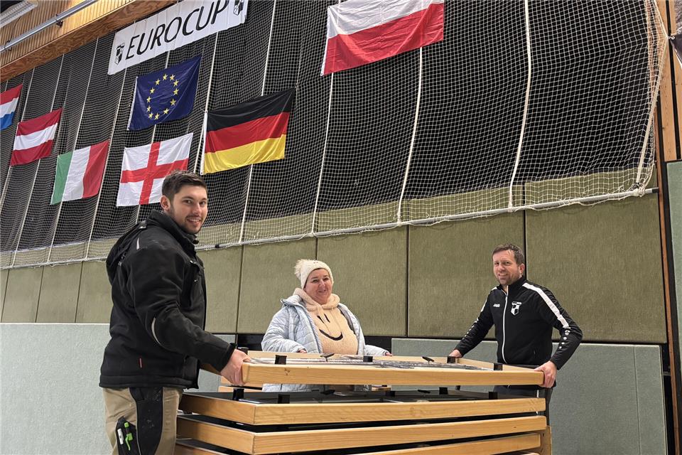 Pascal Wienen (rechts) und Nicola Füllbier (mitte) freuen sich mit ihrem Team auf den Euro Cup.