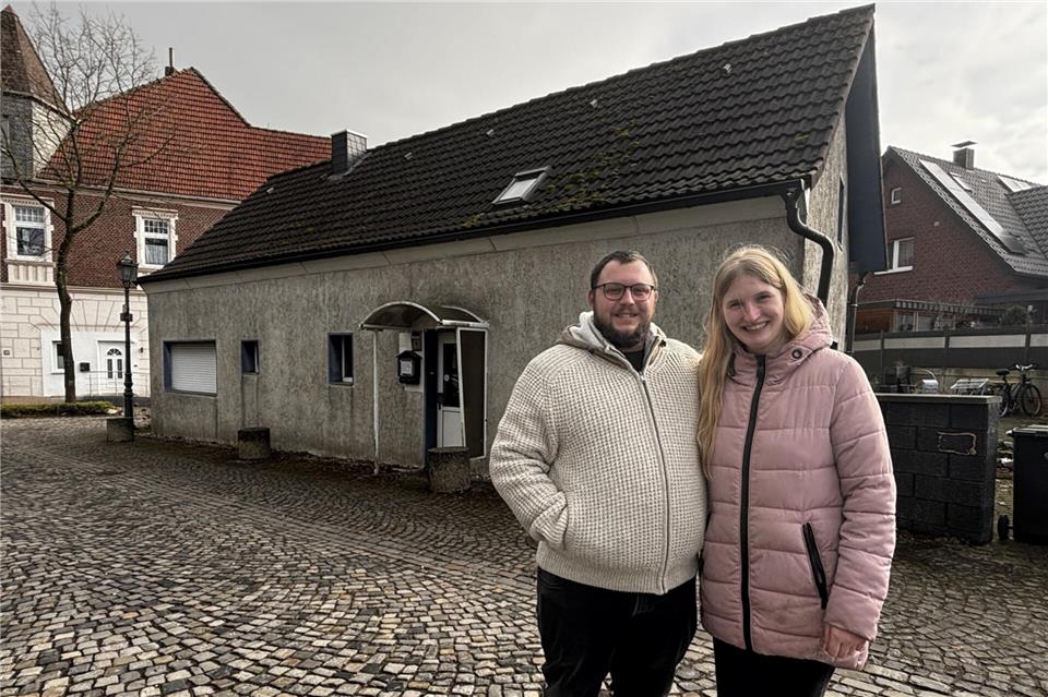 Pascal und Alena Wesenberg suchen bisher erfolglos nach einer neuen Bleibe, seit das Haus an der Overbergstraße 1 zum Streitobjekt geworden ist.