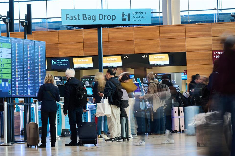 Passagiere am Flughafen BER müssen weiter mit Verzögerungen rechnen.Annette Riedl/dpa